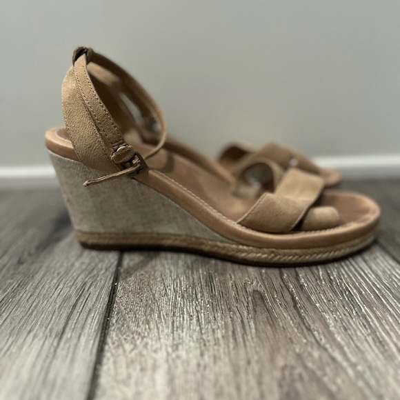 UGG Nyssa Suede Wedges sz 8.5 in Sand - Picture 4 of 7